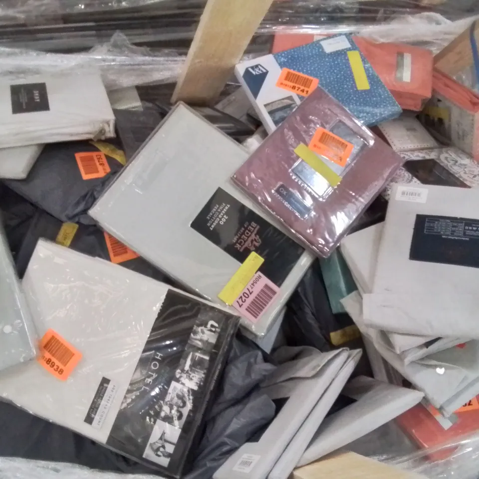 PALLET CONTAINING VERY LARGE AMOUNT OF BRAND NEW FITTED SHEETS, FLAT SHEETS PILLOW CASES ECT. //SIZES AND COLOURS VARY