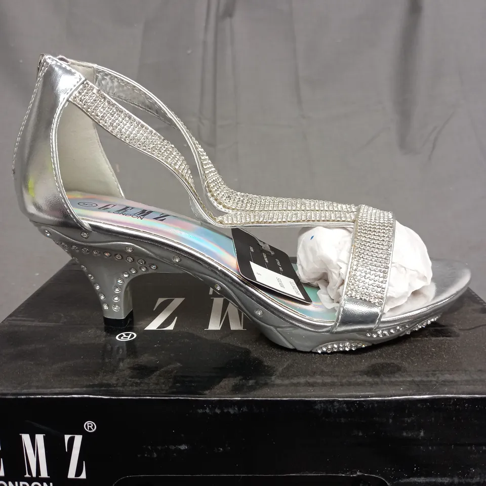 BOX OF APPROXIMATELY 10 ASSORTED PAIRS OF SHOES TO INCLUDE SILVER HEELS, GEM HEELS, COFFEE COLOURED HEELS ETC