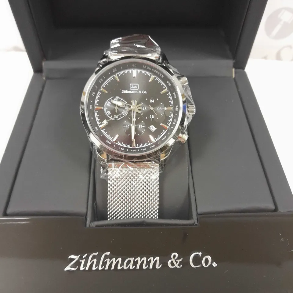 MEN’S ZIHLMANN & CO CHRONOGRAPH WATCH – MODEL ZC70 – SILVER COLOUR CASE – BLACK DIAL WITH SUB DIALS – 3ATM WATER RESISTANT – STAINLESS STEEL STRAP 