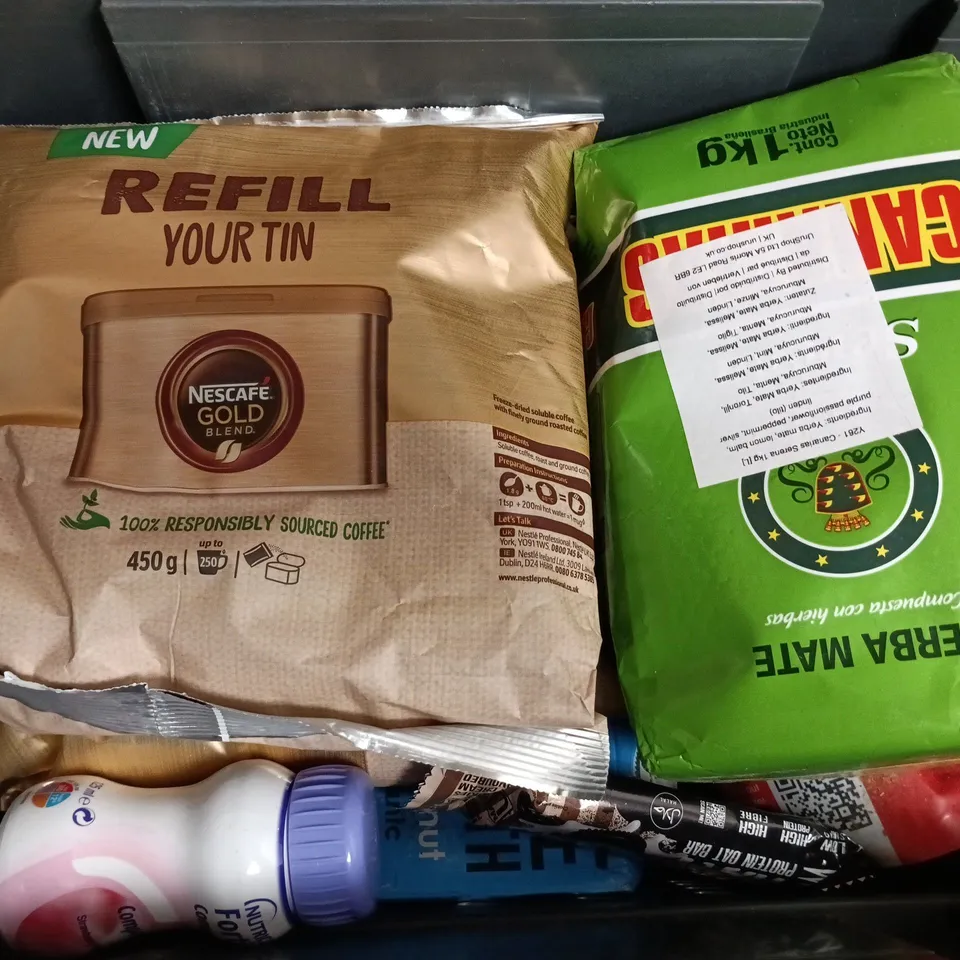 APPROXIMATELY 8 ASSORTED FOOD & DRINK ITEMS TO INCLUDE RUDE HEALTH COCONUT, NESCAFE GOLD REFILL, YERBA MATE, ETC - COLLECTION ONLY