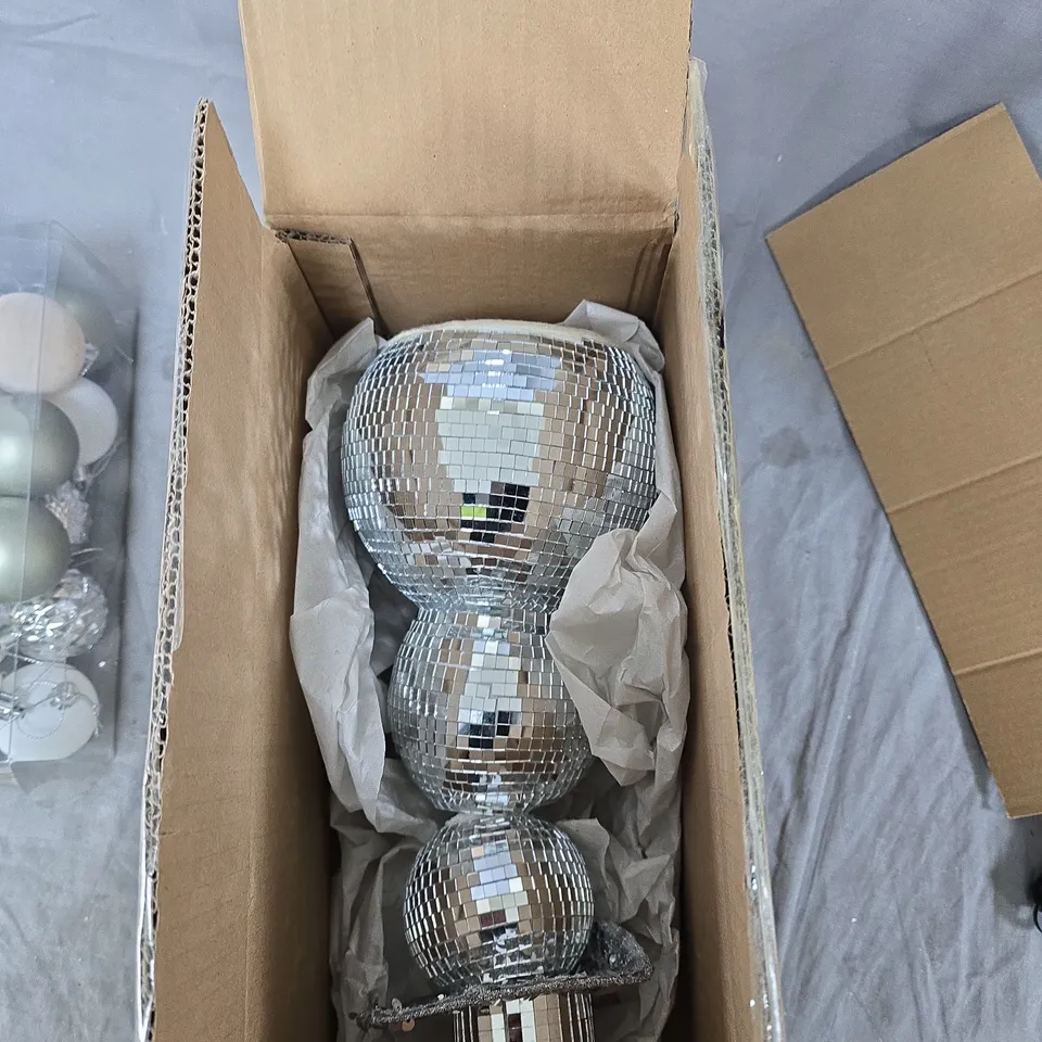 CAGE OF APPROXIMATELY 15 ASSORTED ITEMS TO INCLUDE: BAUBLES AND SNOWMAN DECORATION