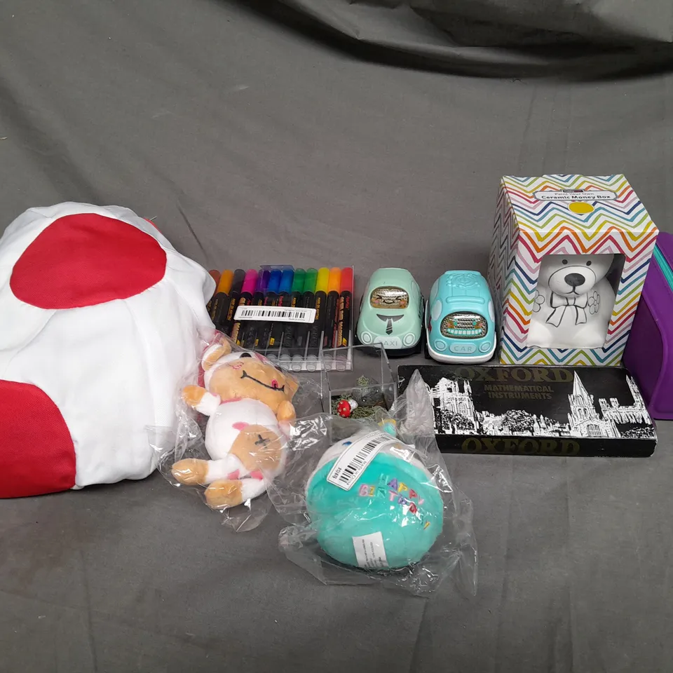 MEDIUM BOX OF ASSORTED TOYS AND GAMES TO INCLUDE TEDDIES, TOY CARS AND FELT TIP PENS 
