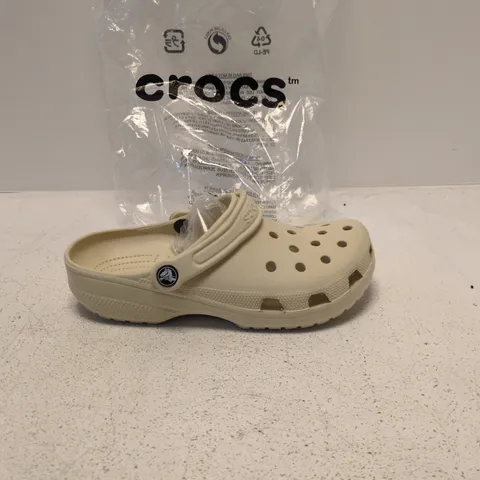 CROCS CLASSIC CLOGS – BEIGE, UK 6 (US MEN 7 / US WOMEN 5)