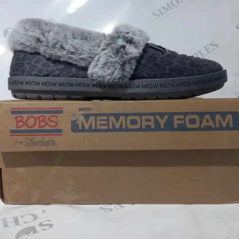 BOXED PAIR OF BOBS FROM SKECHERS SLIPPERS IN GREY W. CAT DESIGN UK SIZE 5
