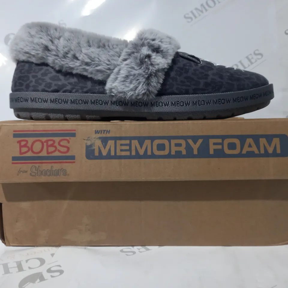 BOXED PAIR OF BOBS FROM SKECHERS SLIPPERS IN GREY W. CAT DESIGN UK SIZE 5