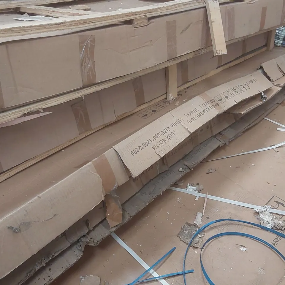 PALLET CONTAINING A LARGE QUANTITY OF ASSORTED SHOWER CABIN PARTS ECT