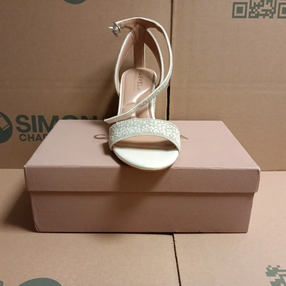 BOXED PAIR OF CARVELA OPEN TOE KIANNI WIDE FIT BLOCK HEEL SANDALS IN WHITE W. DIAMANTE EFFECT SIZE EU 39