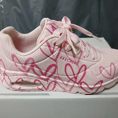 BOXED SKECHERS HEART TRAINERS IN PINK - UK 5