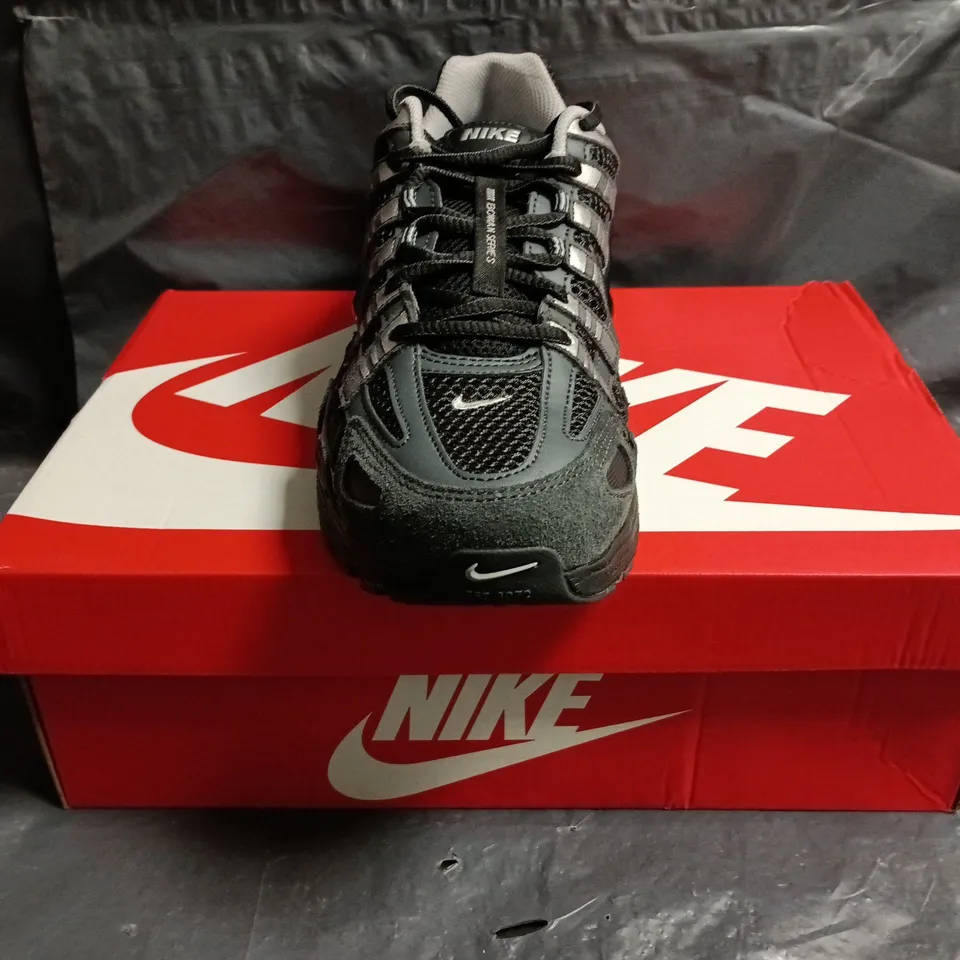 BOXED PAIR OF NIKE P-6000 TRAINERS IN ANTHRACITE/BLACK/CHROME SIZE UK 11