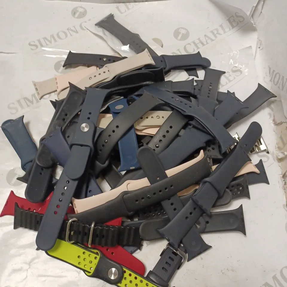 APPROXIMATELY 30 ASSORTED LOOSE SMART WATCH STRAPS IN VARIOUS DESIGNS & SIZES