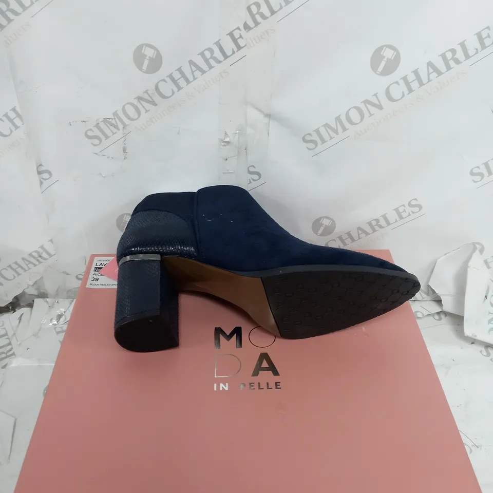 BOXED PAIR OF MODA IN PELLE LAVINIA NAVY ALCANTARA BLOCK HEELED SHOE BOOT SIZE 6