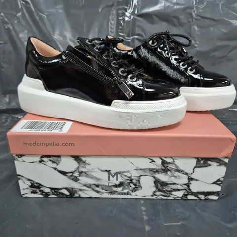 BOXED PAIR OF MODA IN PELLE BANQUETTE LACE UP CHUNKY TRAINERS IN BLACK SIZE 4
