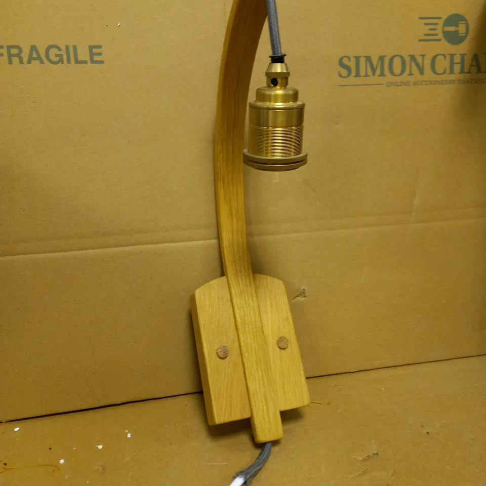 TOM RAFFIELD HANTER OAK WALL LIGHT