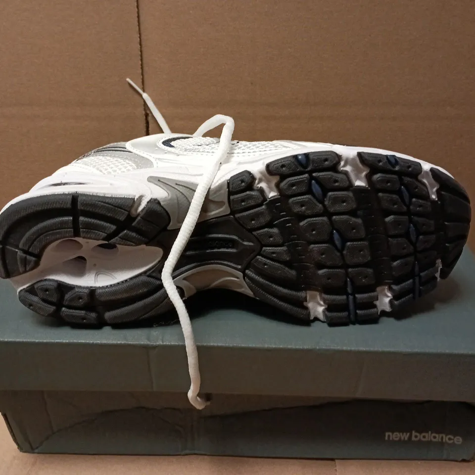 BOXED PAIR OF NEW BALANCE RUNNING 530 TRAINERS IN WHITE - UK 4
