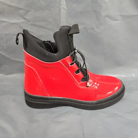 BOXED PAIR OF ADESSO ZIP LEATHER BOOTS IN RED - UK SIZE 6