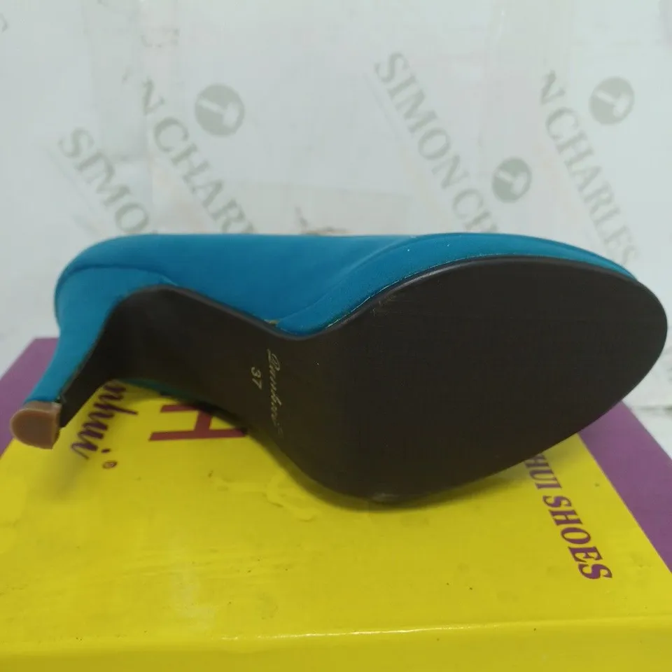 BOX OF APPROXIMATELY 10 PAIRS OF QUNHUI BLUE HIGH HEELED SHOES 