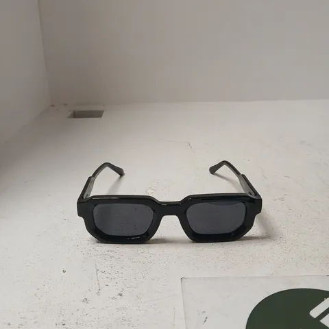 CIRCULAR SUNGLASSES – BLACK RECTANGULAR FRAME