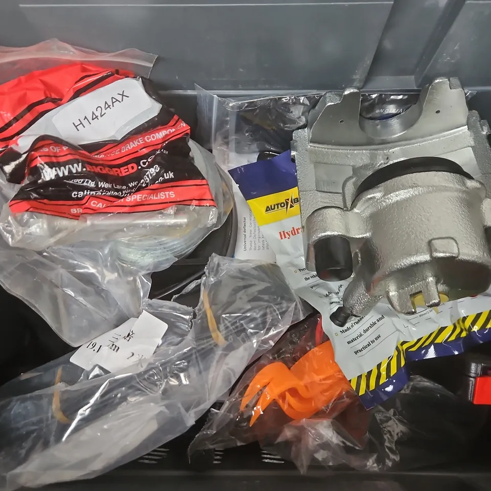 APPROXIMATELY 8 ASSORTED VEHICLE PARTS & ACCESSORIES TO INCLUDE SEATBELT, HEADLAMP BEAM DEFLECTORS, HYDRAULIC BOTTLE JACK ADAPTOR, ETC