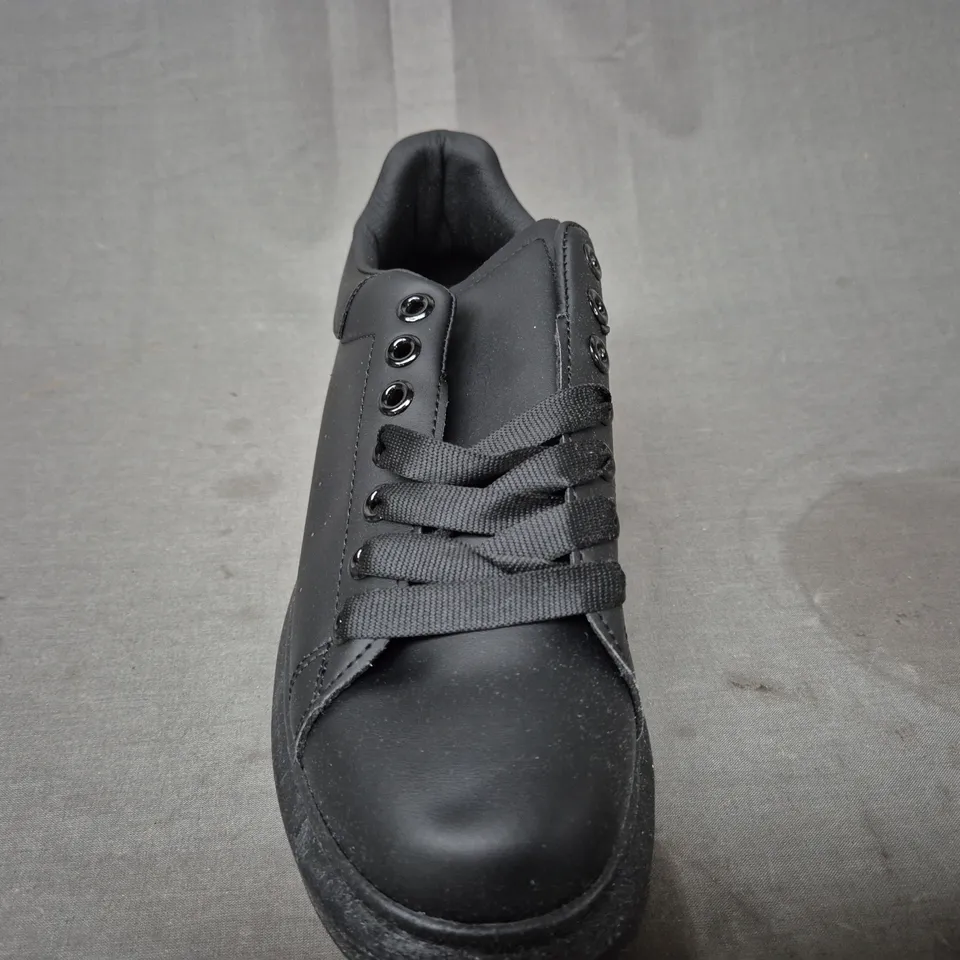 BOXED PAIR OF UNBRANDED SHOES IN BLACK EU SIZE 43