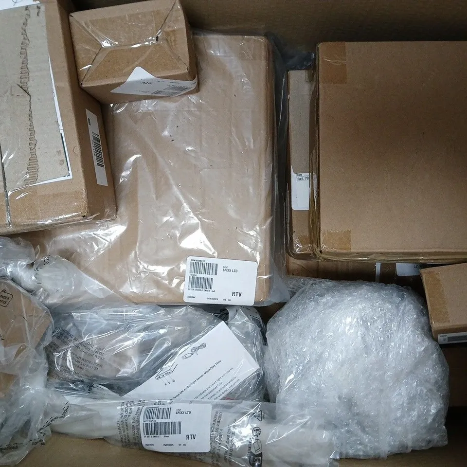 BOX OF APPROXIMATELY 10 ASSORTED HOUSEHOLD ITEMS TO INCLUDE 21-PIECE HOOK SET, SOLAR UP AND DOWN WALL LIGHT, ETC - COLLECTION ONLY