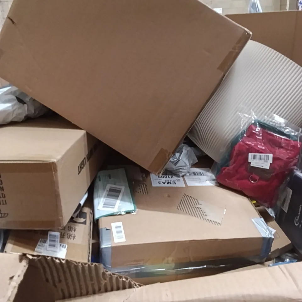 PALLET OF ASSORTED ITEMS TO INCLUDE - 2 SET GARDEN BUCKET, 3 SET PICTURE FRAME, PHONE CASE