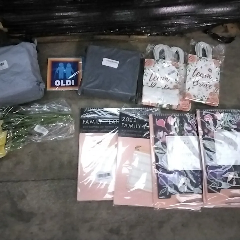 PALLET OF ASSORTED ITEMS INCLUDING FINEDINE MUG, FOIL FRINGE CURTAIN, 2022 FAMILY CALENDER, OLDI CARD, ARTIFICAL FLOWERS, SEED TRAYS