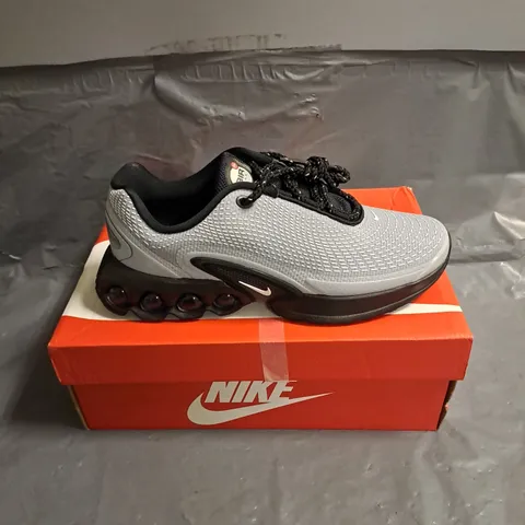 BOXED PAIR OF NIKE AIR MAX DN TRAINERS IN WOLF GREY BLACK SIZE UK 4.5