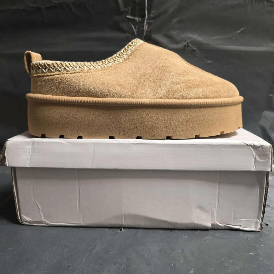 BOXED PAIR OF UNBRANDED FAUX FUR LINED SHOES IN LIGHT TAN SIZE EU 39