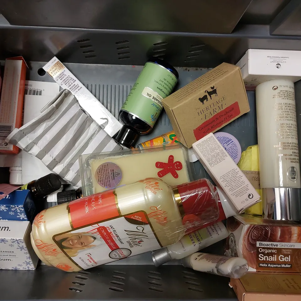 BOX OF APPROX 20 COSMETIC ITEMS TO INCLUDE HARRY POTTER BATH BOMBS, CHAMPNEYS HEALTH SPA MINI MOMENTS, OLAPLEX HAIR PERFECTOR