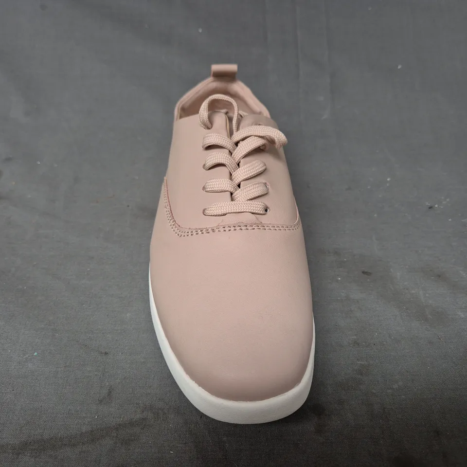 BOXED PAIR OF CLARKS ACELITE SHOES IN BLUSH UK SIZE 8