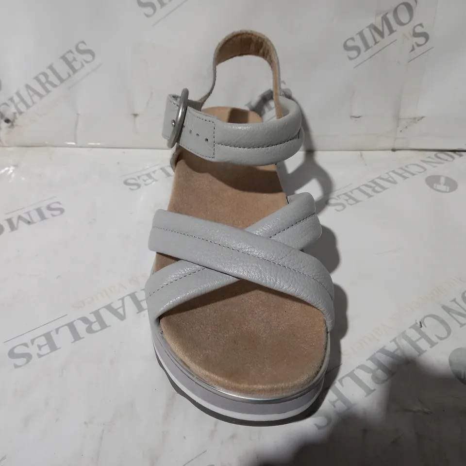 PAIR OF VIONIC OPEN TOE CROSS STRAP SANDALS IN GREY SIZE 5