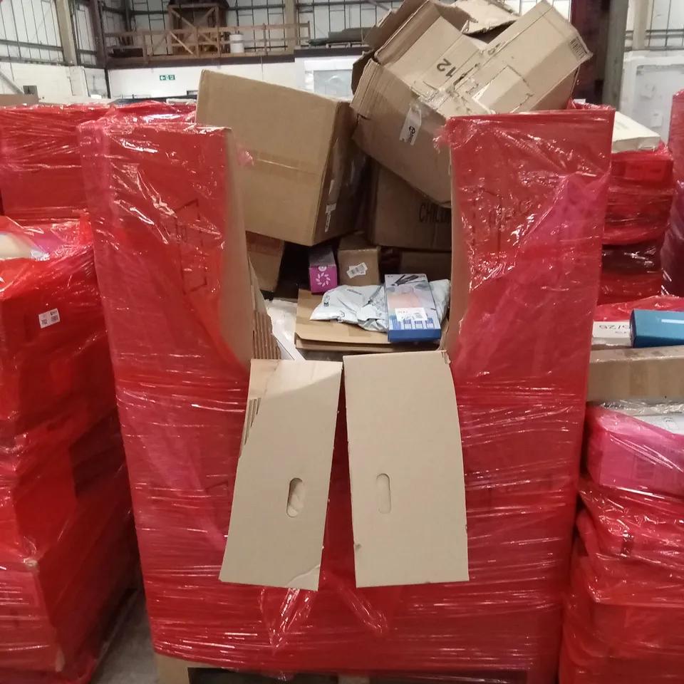 PALLET OF ASSORTED HOUSEHOLD GOODS AND PRODUCTS TO INCLUDE; TOILET SEAT, MINI FRIDGE, BLINDS ETC