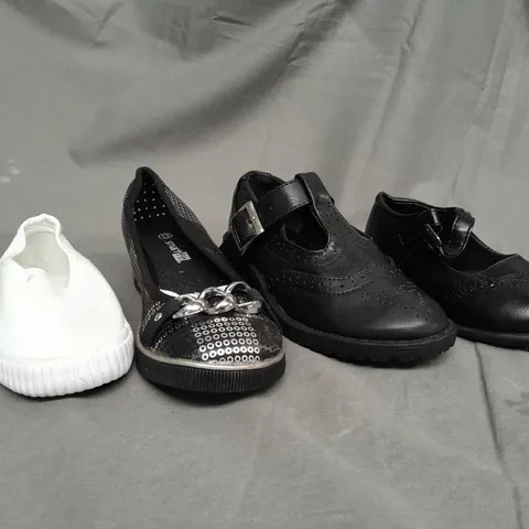 BOX OF APPROX 35 ASSORTED KIDS SHOES IN VARIOUS SIZES & COLOURS