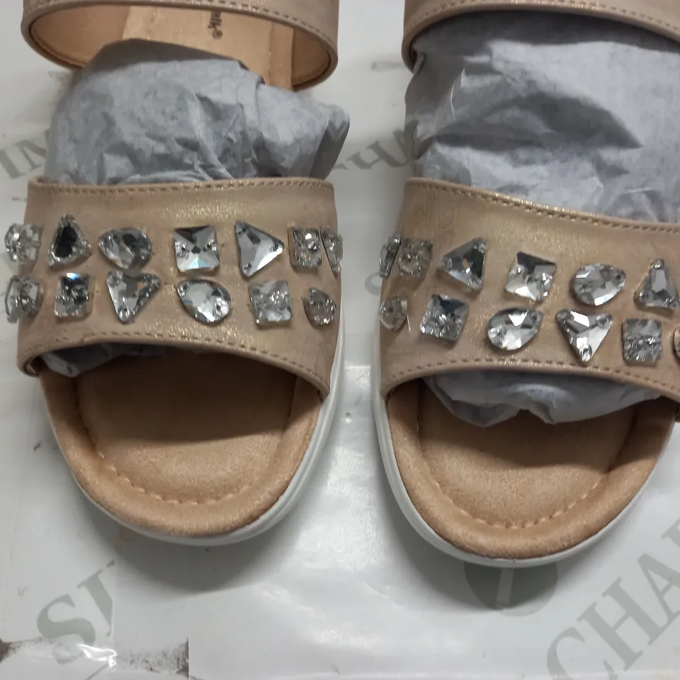 BOXED PAIR OF CUSHION-WALK EMBELLISHED STRAPPY SANDALS IN GOLD - 7