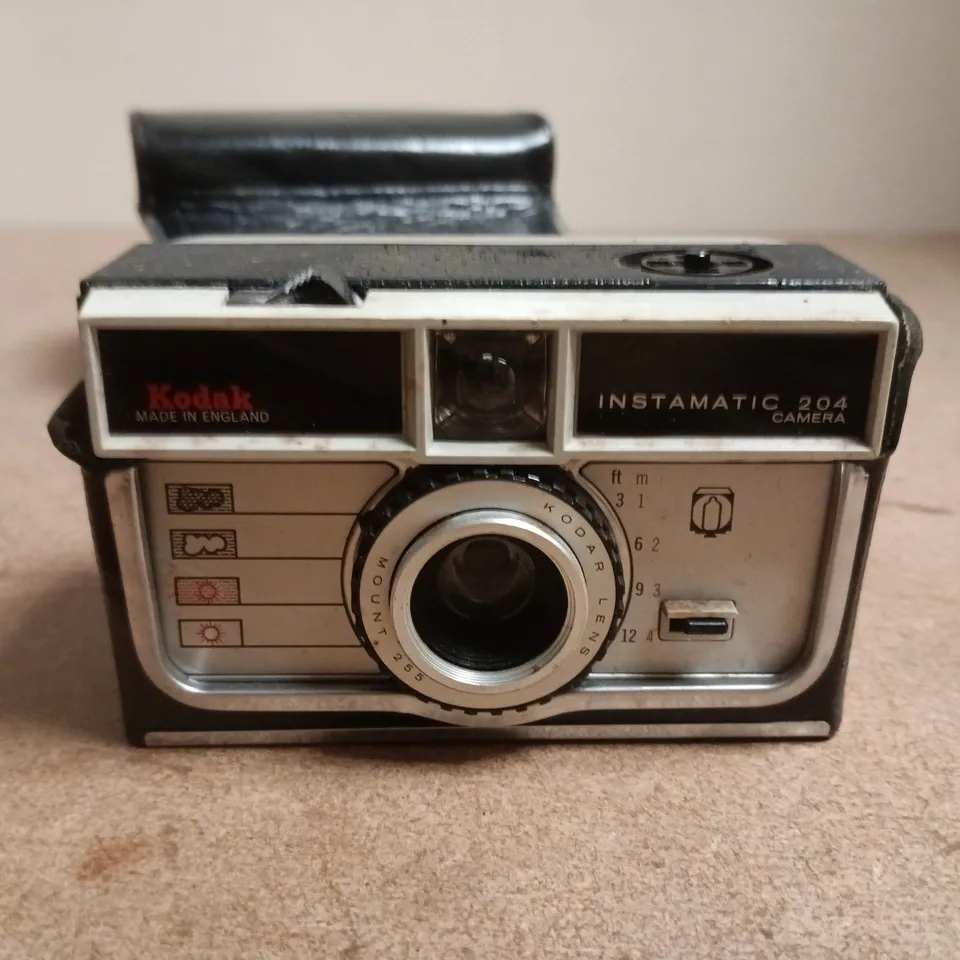KODAK INSTAMATIC 204 CAMERA