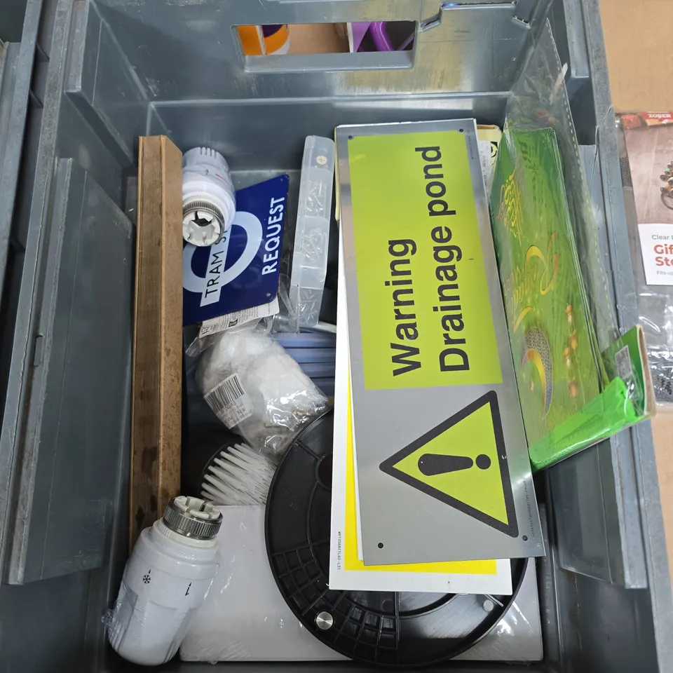 APPROXIMATELY 15 ASSORTED HOUSEHOLD PRODUCTS TO INCLUDE ECO-VER DISWASHER TABLETS, GIFT WRAP STORAGE BAG, SUPER STRONG ADHESIVE 