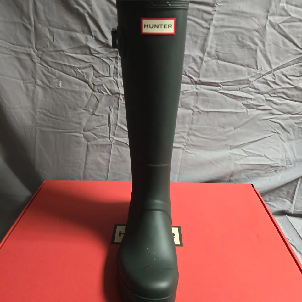 BOXED PAIR OF HUNTER MENS ORIGINAL TALL BOOTS - UK SIZE 9