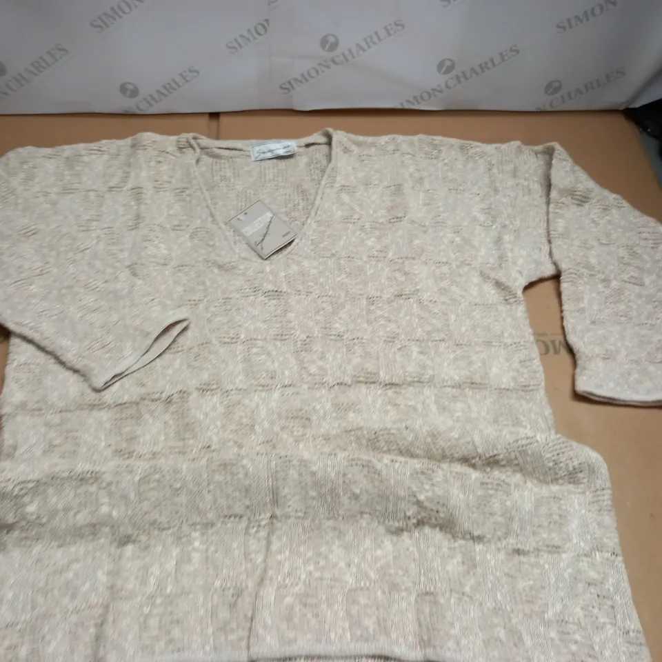 LOT OF APPROXIMATELY 20 AS NEW V-NECK JUMPERS IN BEIGE - SIZE UNSPECIFIED
