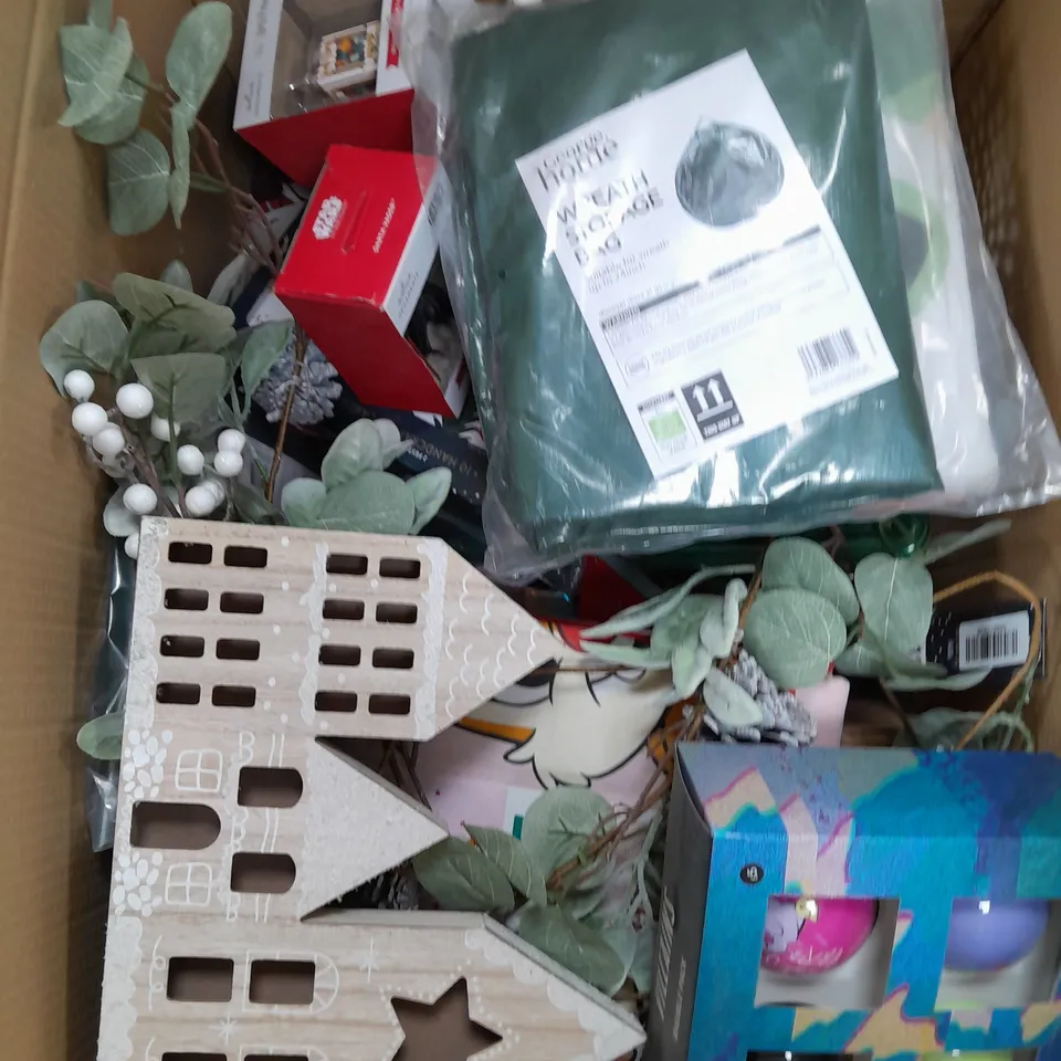 BOX OF APPROX 15 ASSORTED ITEMS TO INCLUDE - STAR WARS DUVET SRET, WREATH BAG, BAUBLE PACK ETC