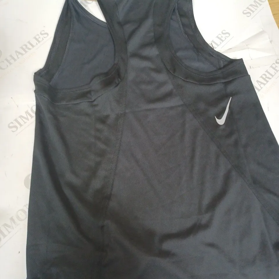 NIKE WOMENS TRAINING T-SHIRT IN BLACK - SIZE XS