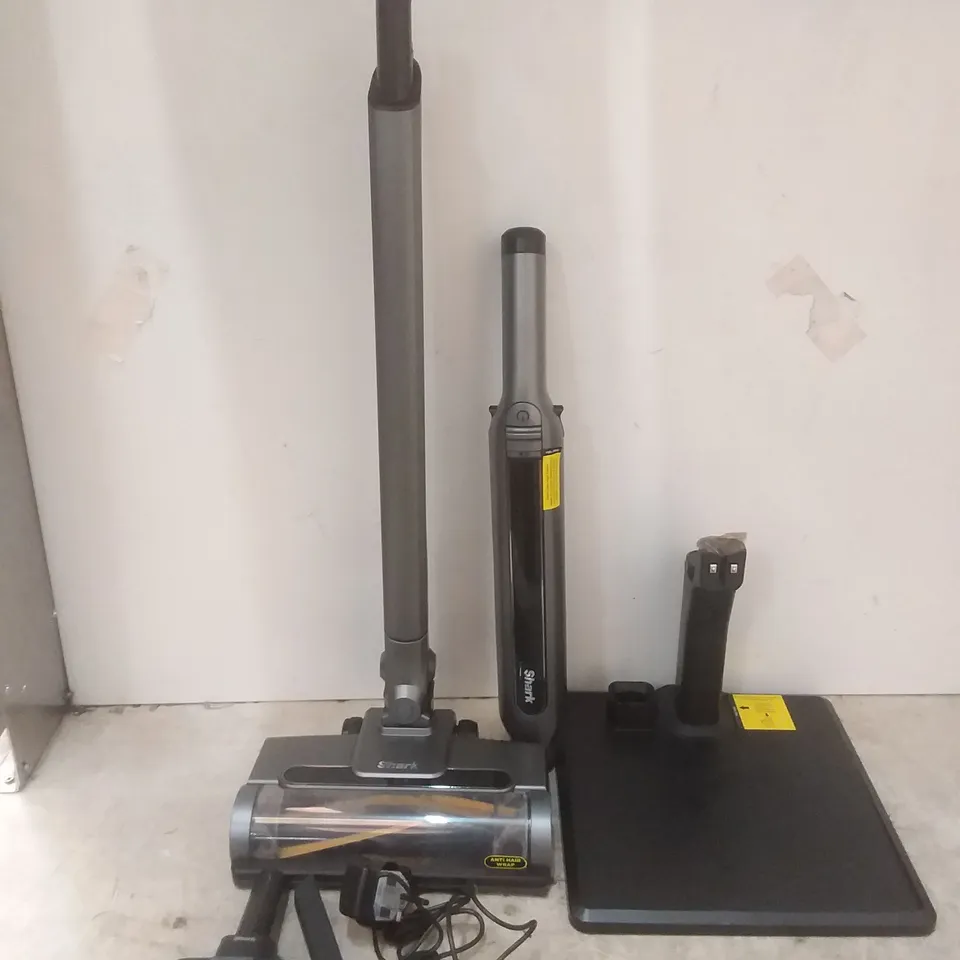 BOXED SHARK WANDVAC SYSTEM 