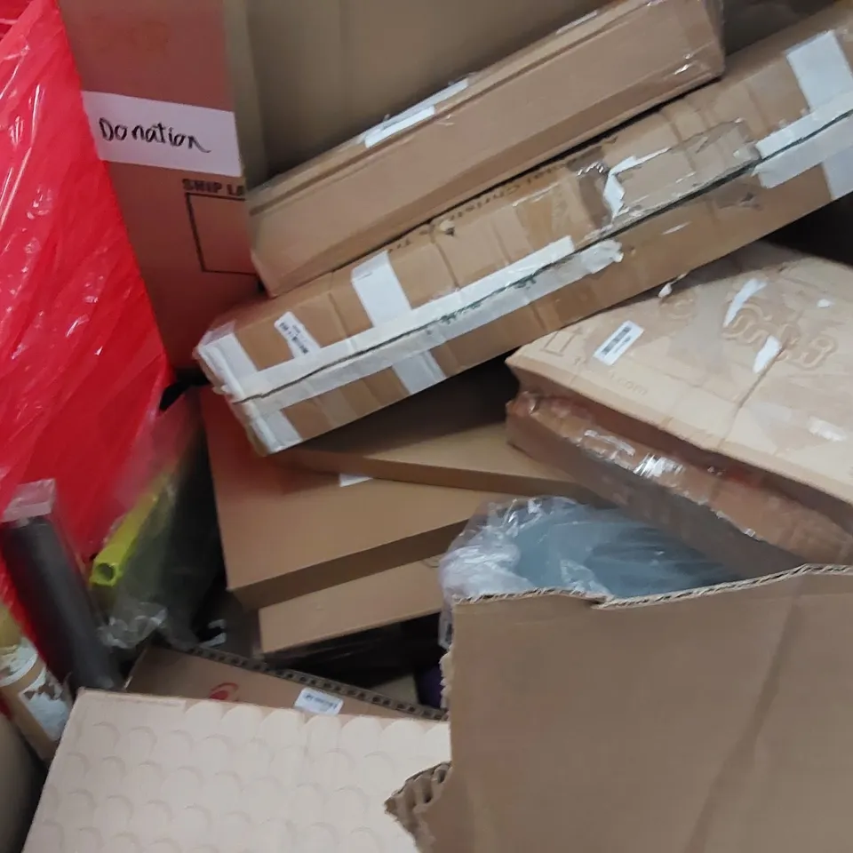 PALLET OF ASSORTED ITEMS INCLUDING: SHOE STORAGE BOXES, PHOTO FRAMES, STEP STOOL, CAKE CUTTER, FRYING PAN