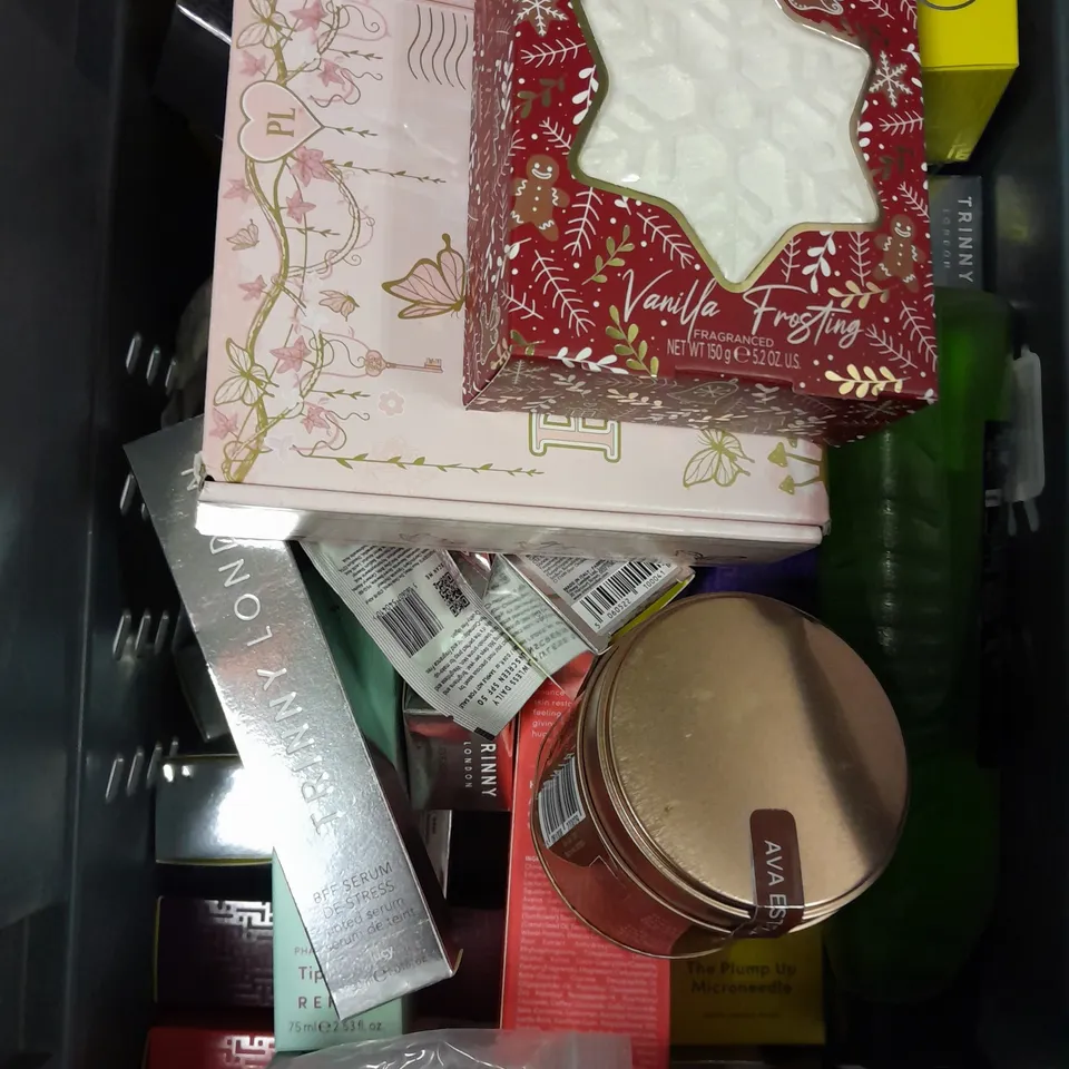 APPROXIMATELY 20 ASSORTED HEALTH & BEAUTY PRODUCTS TO INCLUDE TRINNY LONDON MOISTURISER, WINTER BODY CREAM, FUZZY DUCK BATH BOMB ETC 