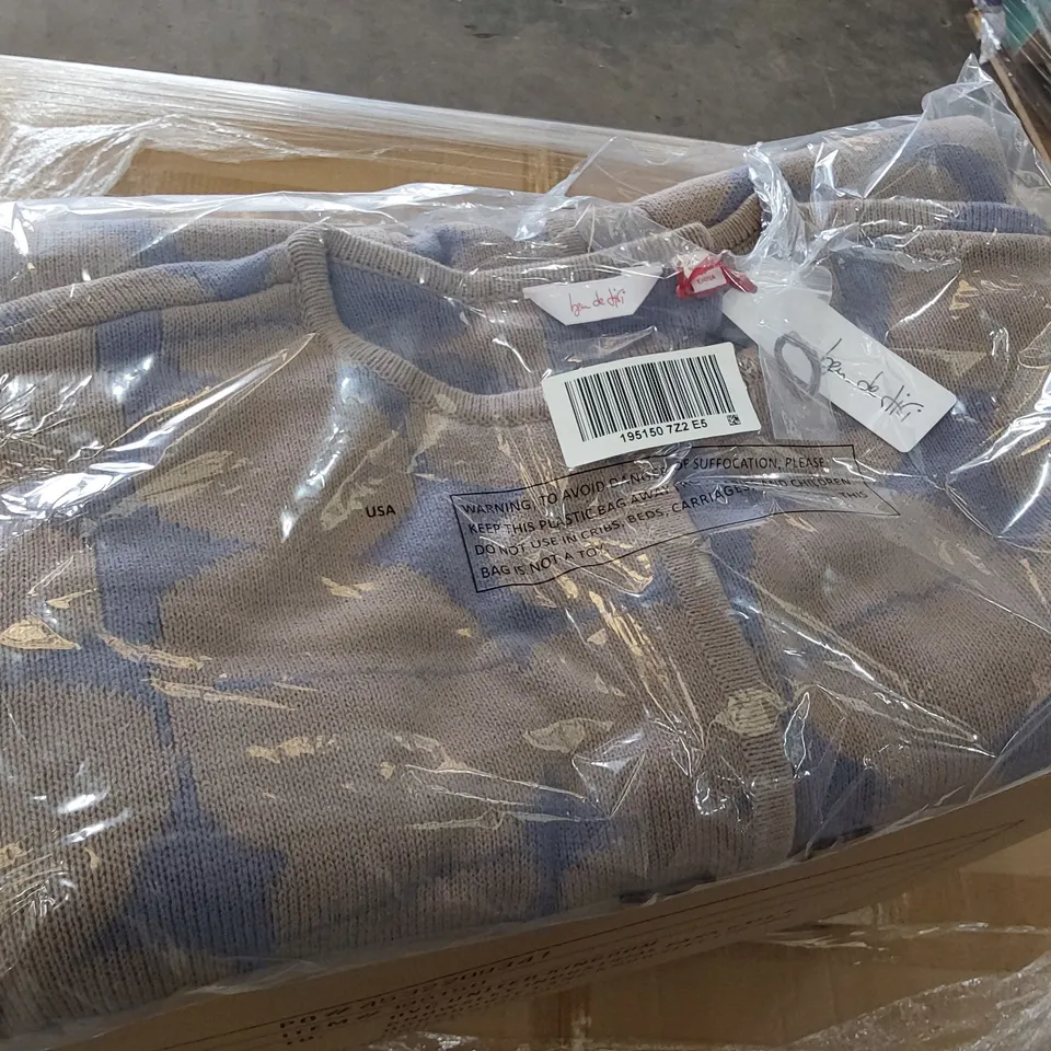 PALLET OF CLOTHING ITEMS, 7 CASES OF 6 TWO TONE JUMPERS SIZE 2XL