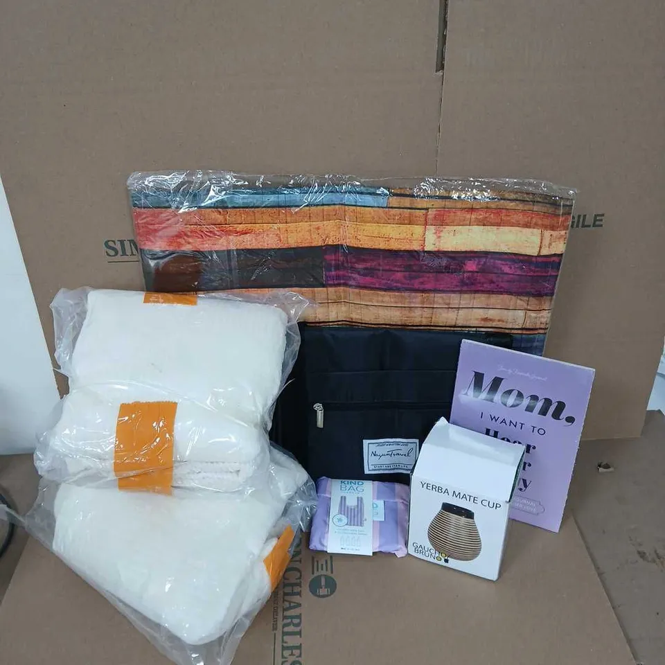 BOX OF APPROXIMATELY 10 ASSORTED ITEMS TO INCLUDE - RUGS - BATH MAT - TRAVEL BAG - GAUCHO BRUNO YERBA MATE CUP - ETC