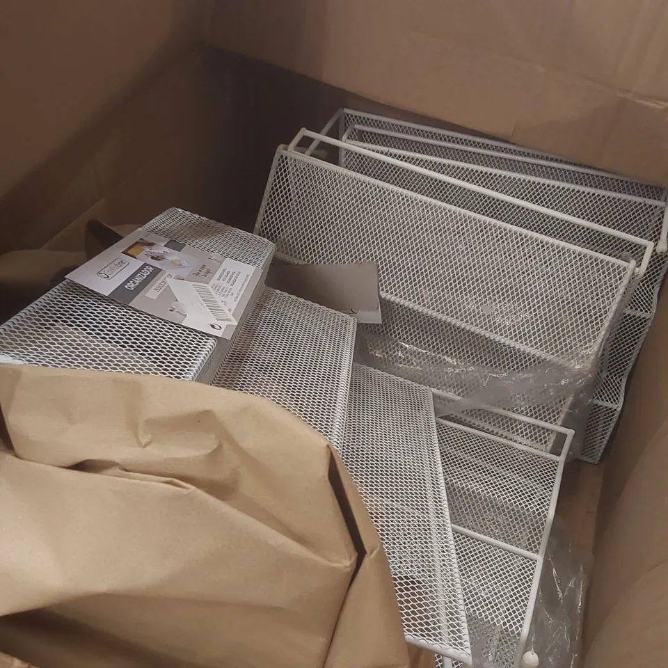 PALLET TO CONTAINING A VERY LARGE QUANTITY OF ASSORTED ITEMS INCLUDING: GLASS CARAFE, ORGANIZADORS, GLASS JARS, BISCUIT TINS ECT
