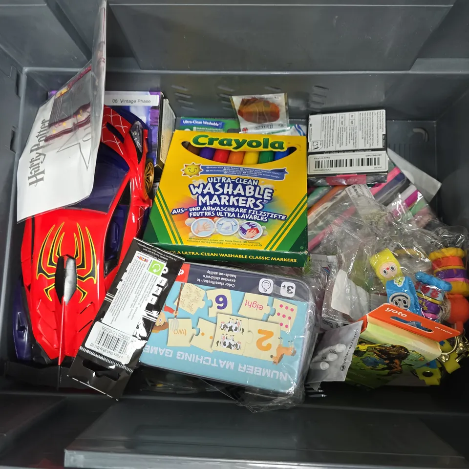 APPROXIMATELY 15 ASSORTED TOYS & GAMES PRODUCTS TO INCLUDE HALLOWEEN CALENDER, MONOPLY DEAL, WARHAMMER BLOOD BOWL TOMB KINGS TEAM, ETC