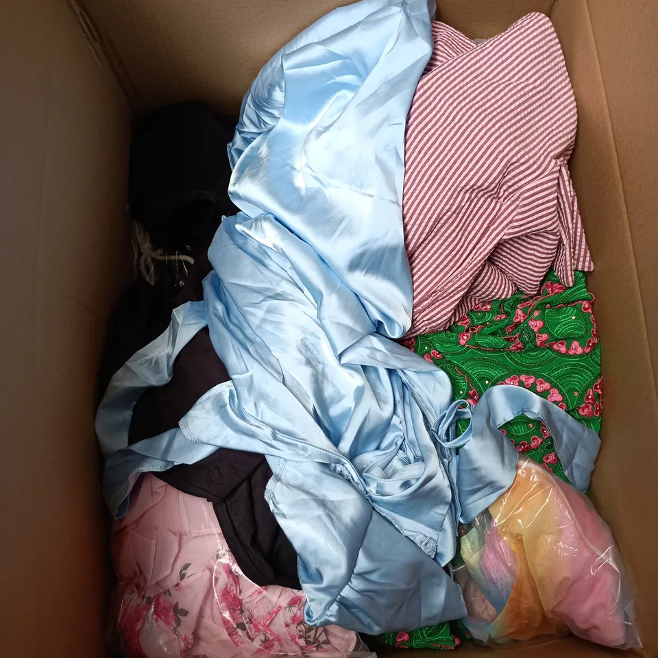 BOX OF APPROXIMATELY 25 ASSORTED CLOTHING ITEMS TO INCLUDE PINK KNITTED JUMPER, VERY JEANS, STRIPEY T SHIRT ETC