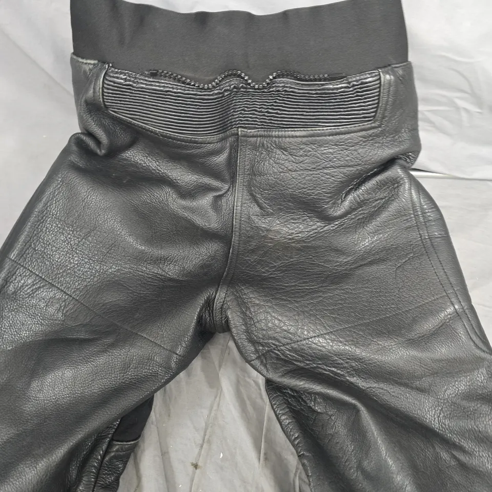 MEN'S BLACK LEATHER MOTORCYCLE TROUSERS WITH KNEE PADDING - SIZE UNKNOWN 