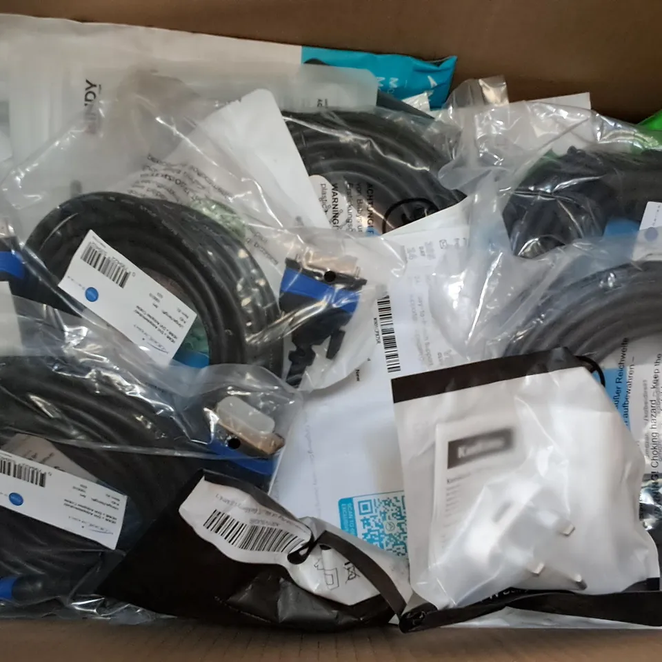 LOT OF APPROXIMATELY 30 ASSORTED CABLES 